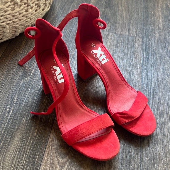 Red Heels - Picture 1 of 5
